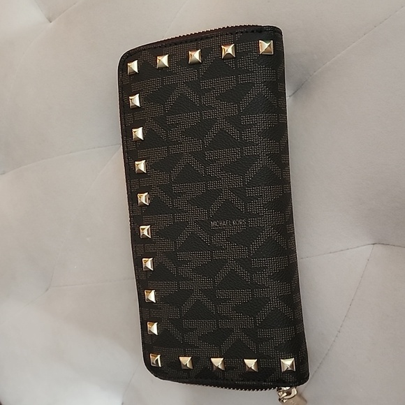 Michael Kors gold studded wallet - Picture 2 of 3